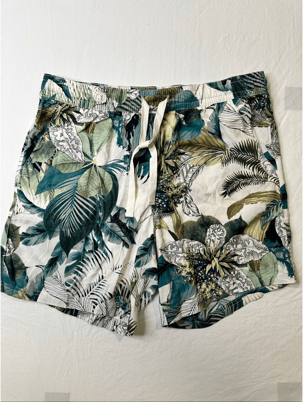 Guess Summer Leaves Challis Men’s Shorts, size Large, NWT